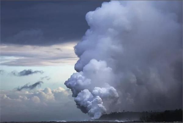 “狼烟”滚滚！夏威夷火山熔岩入太平洋 水火相激毒烟蒸腾直扑天