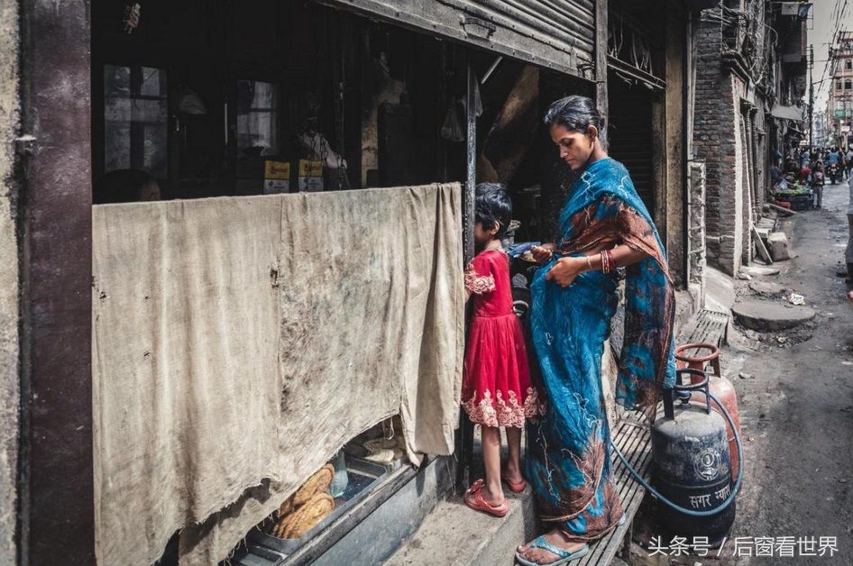 中国的邻居，兄弟可共娶一个妻子，生很多孩子，国旗形状更是浮夸