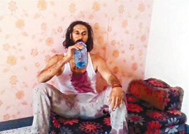 扎菲儿子穆塔西姆临死前最后时刻:喝了口水,抽