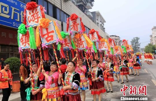 (新春见闻)广西民众街头举排灯扭腰鼓闹新春