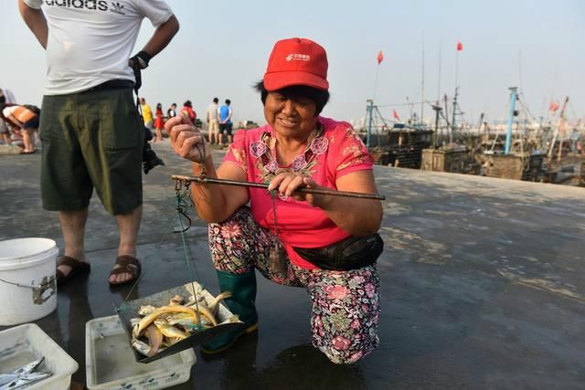 来海边没有你吃不起的海鲜，这种海鲜已经卖出白菜价