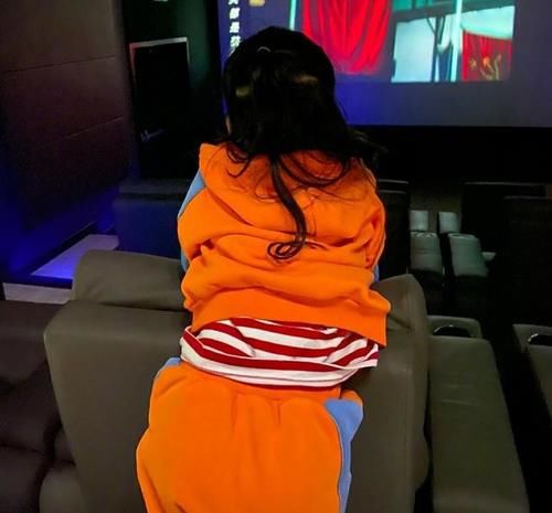 章子怡一家出游无人识？女儿给保姆照顾，两人逛高级店铺消费
