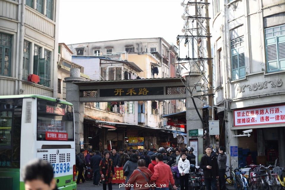 实拍过年前厦门最热闹的地方，很多人边骂边买，却又忍不住要来