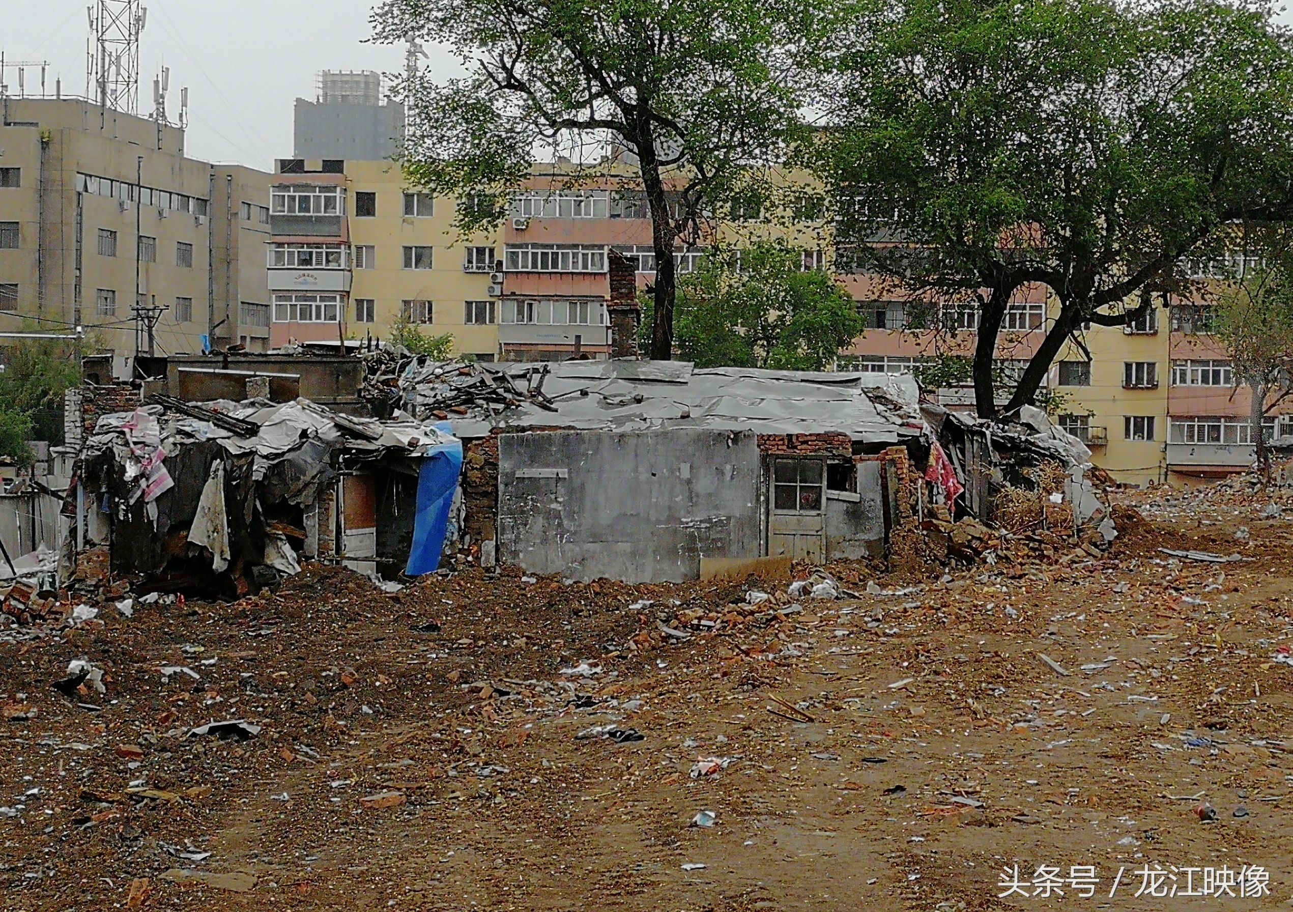 这处棚户区大多数居民都已搬走了，还剩下几个钉子户