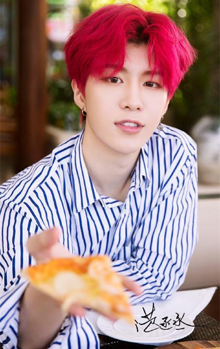 蔡徐坤腰,林彦俊酒窝,朱正廷腹肌,陈立农腿,而他