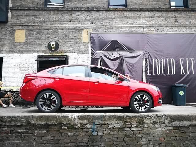 热辣火锅、梦幻夜景、曲折山路,与奇瑞艾瑞泽5探秘魔幻重庆