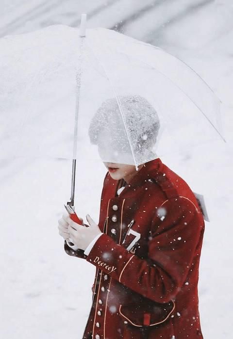 鹿晗红衣雪地撑伞是怎么回事?鹿晗红衣雪地撑