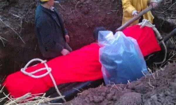 五个儿媳都无法怀孕,风水师让挖开祖坟,看到里