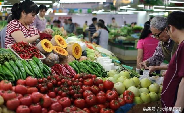 回婆家过年我出去买菜，听菜店老板说嫂子常来赊账，我空手回了家