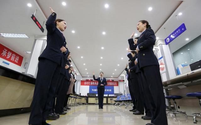 公司每天早会喊口号,不喊就扣钱,95后大学生入