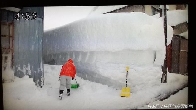 历史首次！日本暴风雪肆虐积雪高达4.3米！路边堆起壮观雪墙