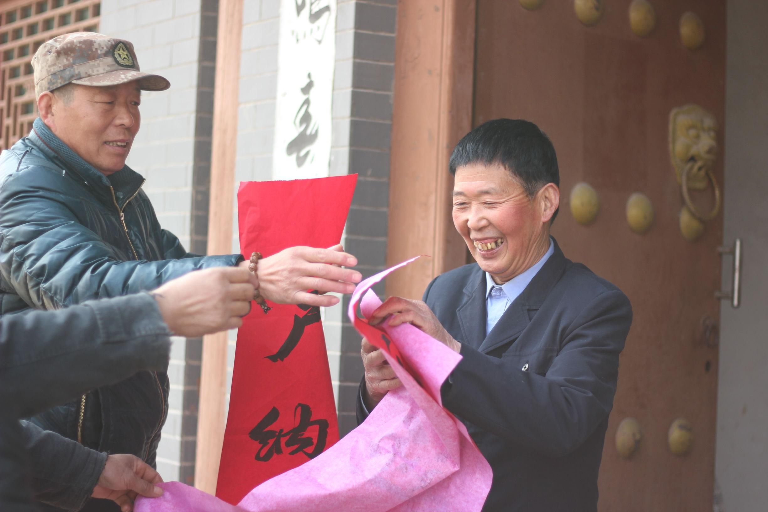 陕西农村的年味才叫浓，村干部给村民发对联，收到的村民都很幸福