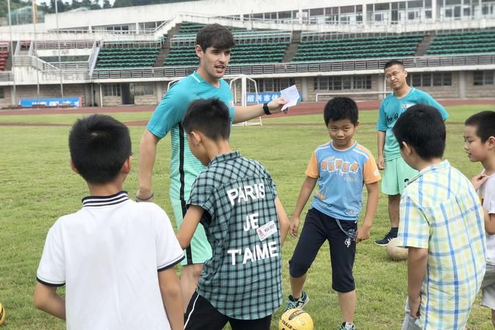 感受南美足球风采 乌拉圭教练走进新昌切磋球