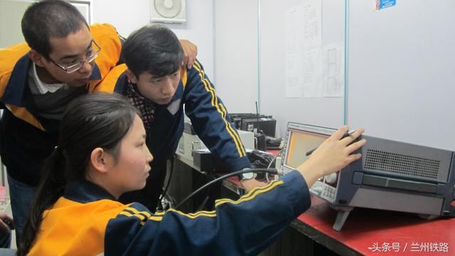 成长路上不服输,文弱女子秀芳华,工作两年当工