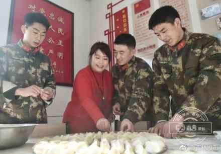 军嫂爬上长白山哨所陪爱人过3小时春节