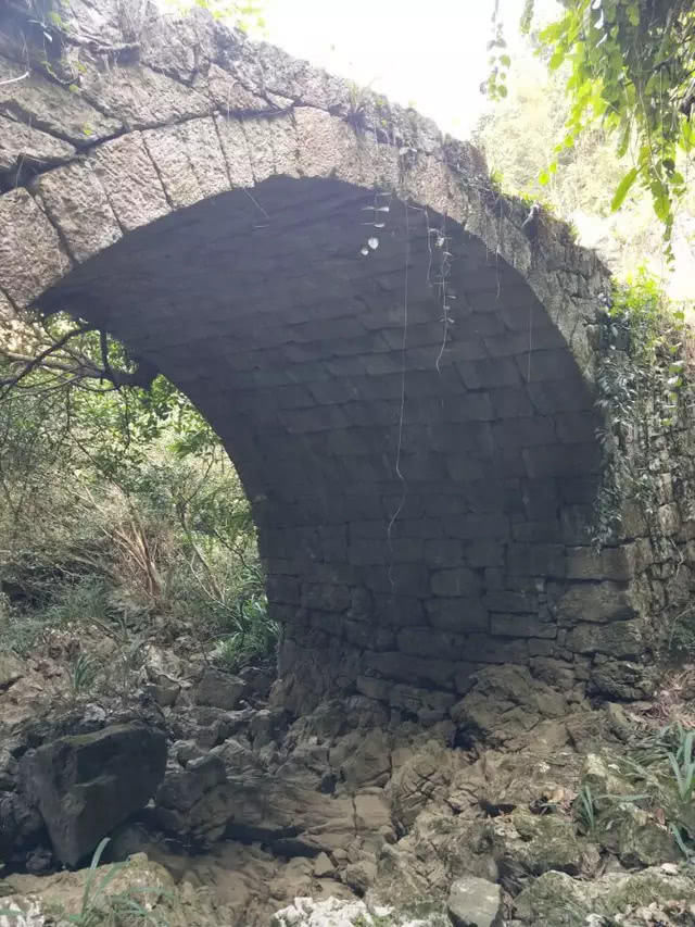 未用钢筋水泥，古老石桥数百年竟屹立不倒！