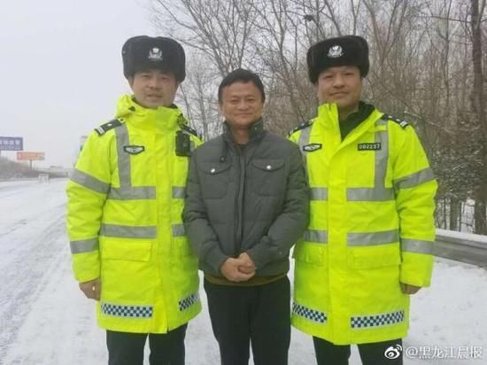 马云和交警合影登上热搜，网友评论：从风光马总变成了嫌疑人马某