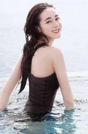 迪丽热巴持靓行凶,身着泳装大秀好身材!网友:模特饭碗都要抢!_【快资讯】