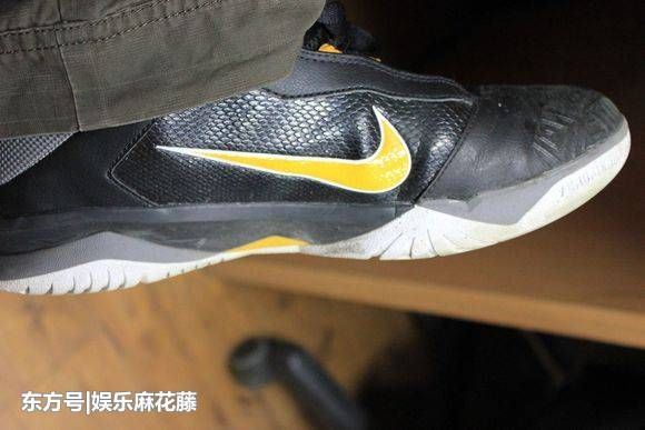 公公在我结婚当天给我张10万红包，低头瞅见他的脚我懵了