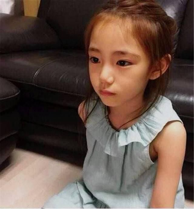 韩国12岁的漂亮小网红,成为半个残疾人,妈妈竟