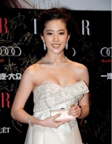 佟丽娅：我卸妆了，热巴：我也卸妆了，baby：你们聊