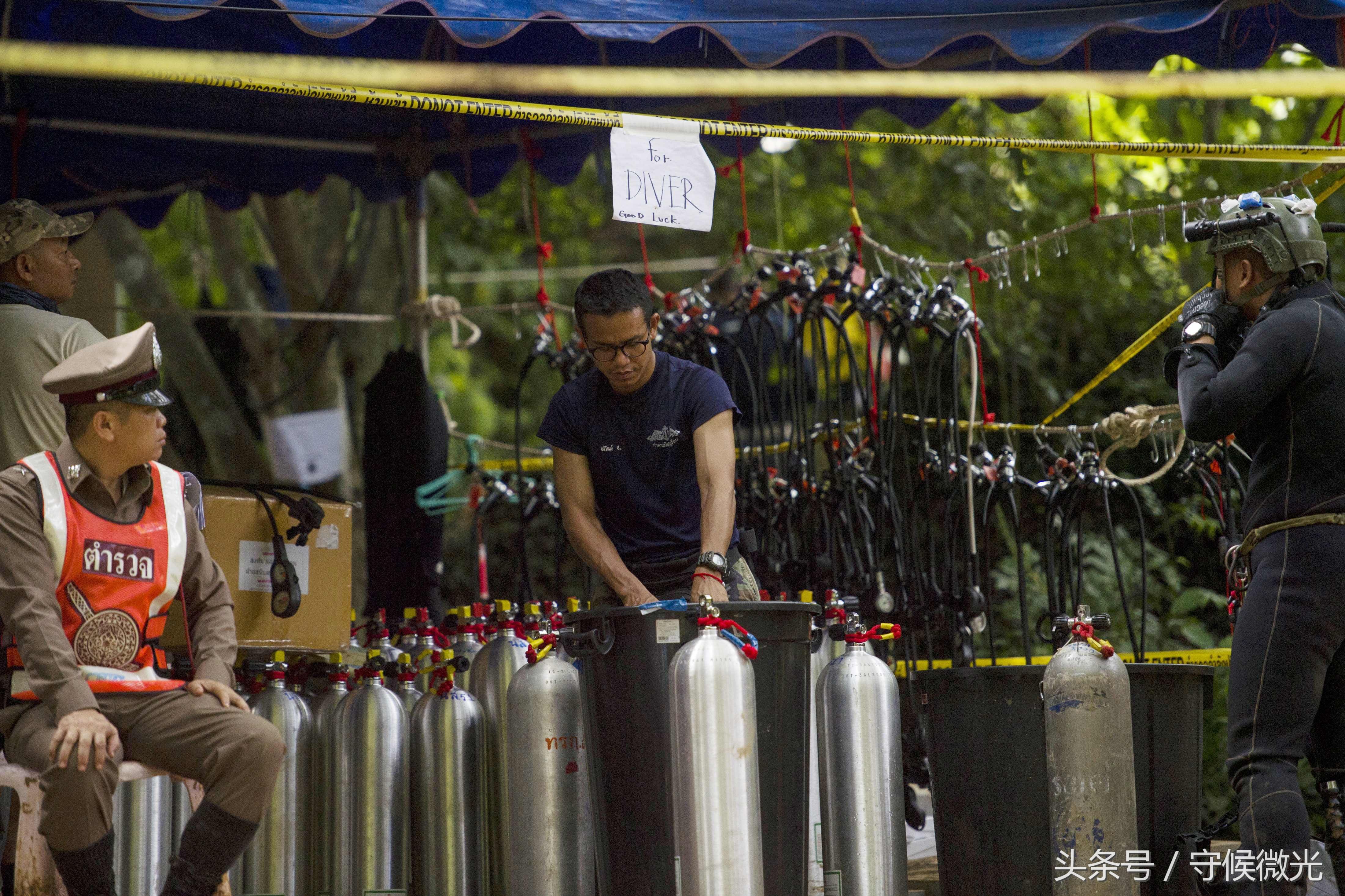 泰国洞穴中受困足球少年影像曝光