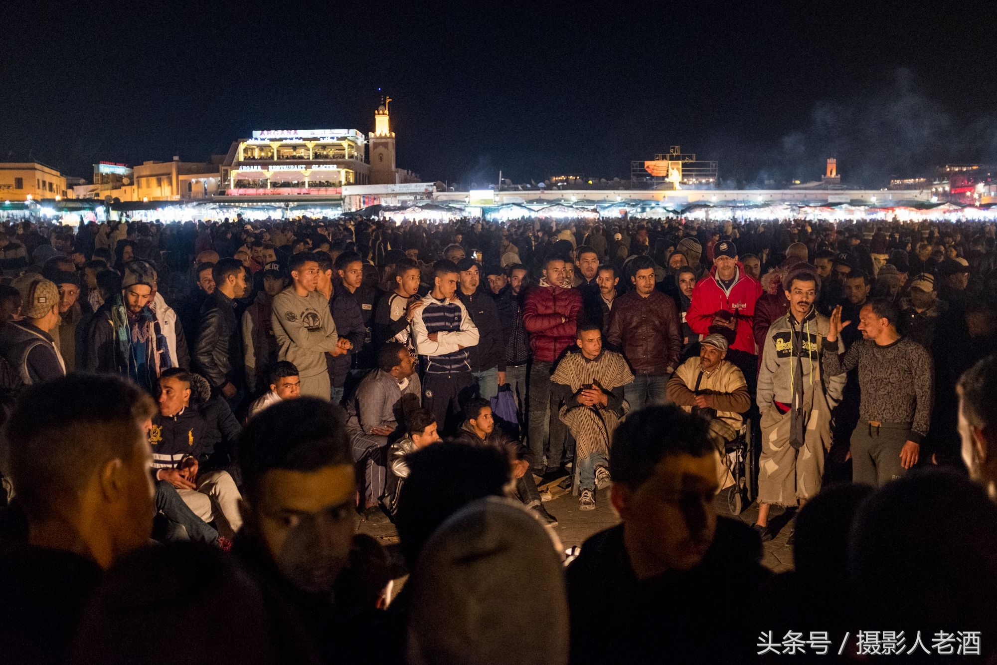 非洲夜市实拍，一群人围在一起不知干什么，看到中国游客马上要钱