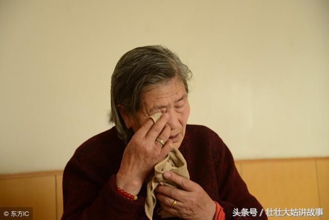 去城里儿子家过年，儿媳在厨房忙了一下午，放下筷子我哭成泪人