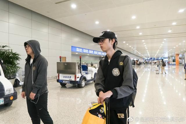 RNG全员抵达上海,粉丝为UZI疯狂喊话:简自豪