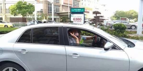 高考第一天 考场外发生的这一幕感动无数人