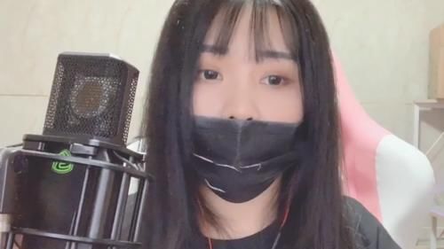 小团团再次露脸引发重大失误，口罩滑落露出蒜头大鼻，弹幕炸裂