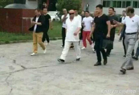 近期“山西黑老大高调出狱” 两百多人放鞭炮迎接