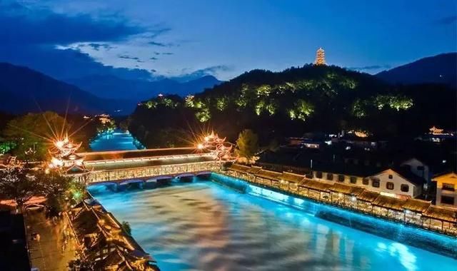 重庆和成都，哪个旅行地最受外地人欢迎？