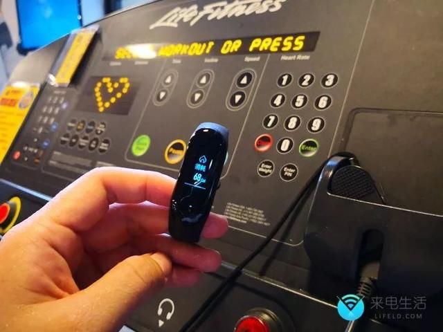新出的169元小米手环3健身房试用