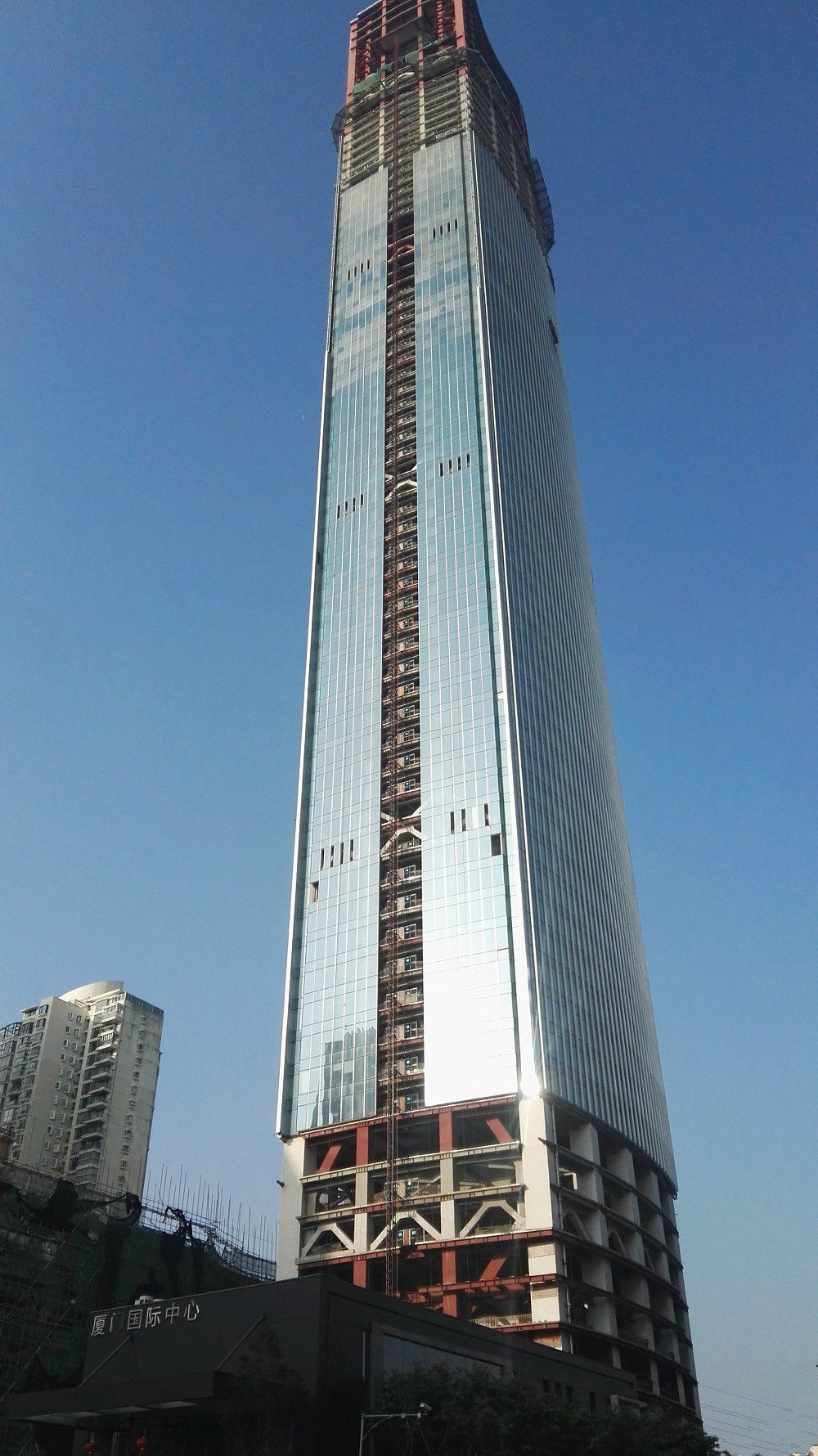 厦门该建筑物烂尾十四年,现如今大变身,成为福建省最高的大楼
