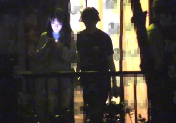 李云迪与美女约会温文尔雅,开豪车出来停路边随地小便 李云迪与美女约会温文尔雅,开豪车出来停路边随地小便