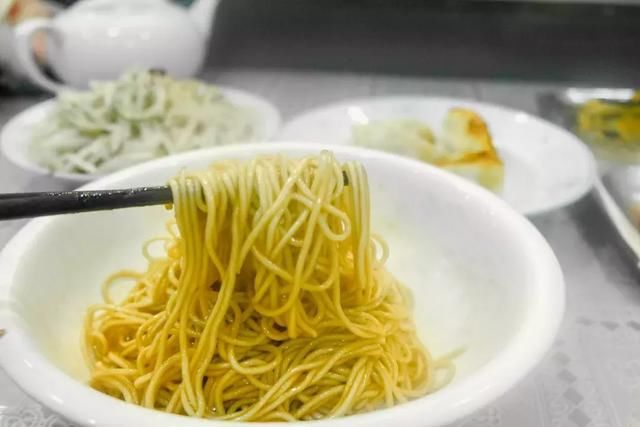 最简单的家庭葱油拌面 t015dcc0f33e32074c1.jpg