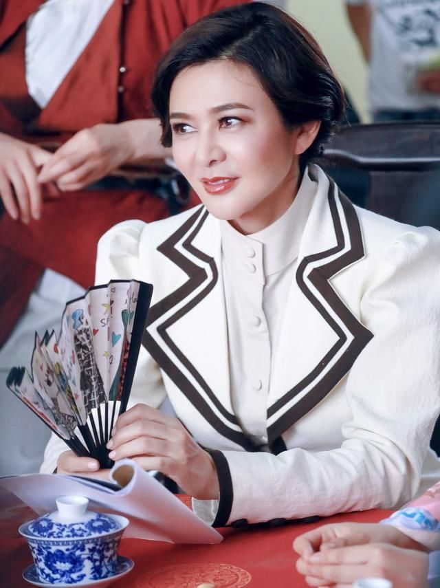 邱淑贞女儿越来越美,晚会造型港味十足,与妈妈如同复制粘贴