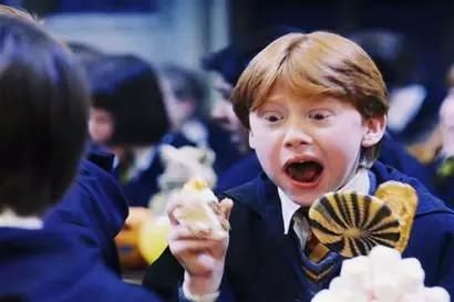 《哈利波特》主演现状:哈利穿着大裤衩拍戏,罗