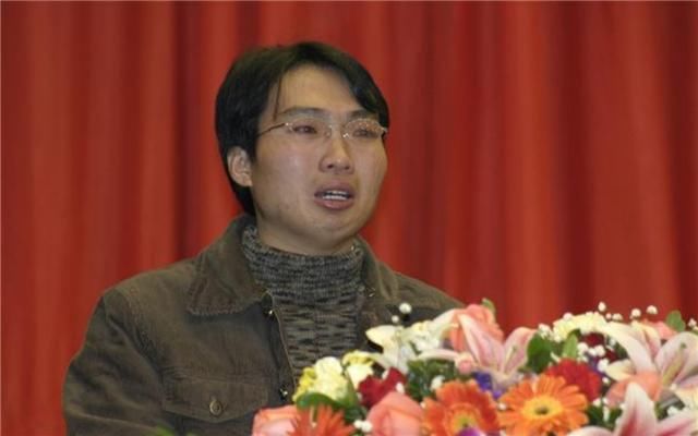 父亲疯癫母亲失踪、12岁撑起家的洪战辉，活成一代人的励志偶像