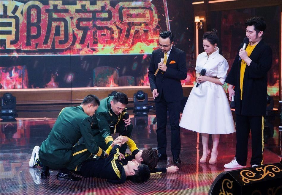 《天天向上》消防员秀英姿 讲述现实版《烈火