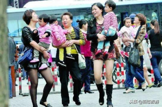 中国大妈声名海外,网友替她们感到尴尬,她们
