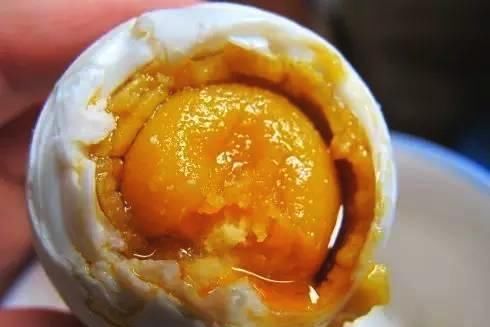 73岁老大爷教您腌制咸鸭蛋的3种方法，不仅出油量巨高，还美味!