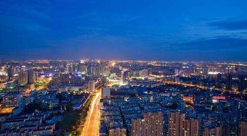 在江苏发有个城市四周都是二线城市,它却发展