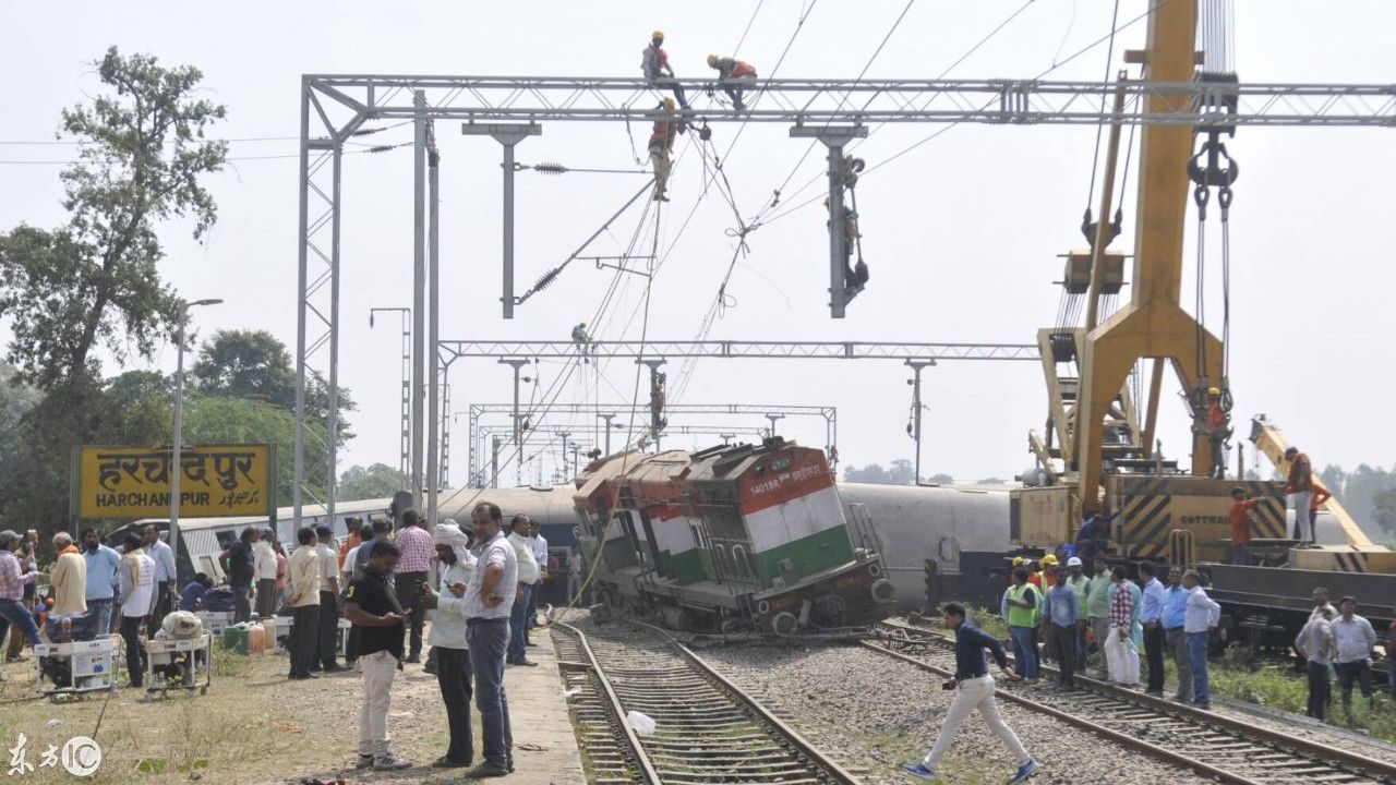 意大利火车脱轨??司机在事故中丧生图片