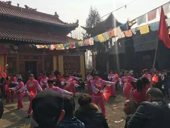 游览荥阳市龙泉寺古庙会 感受传统的农村宗教风俗