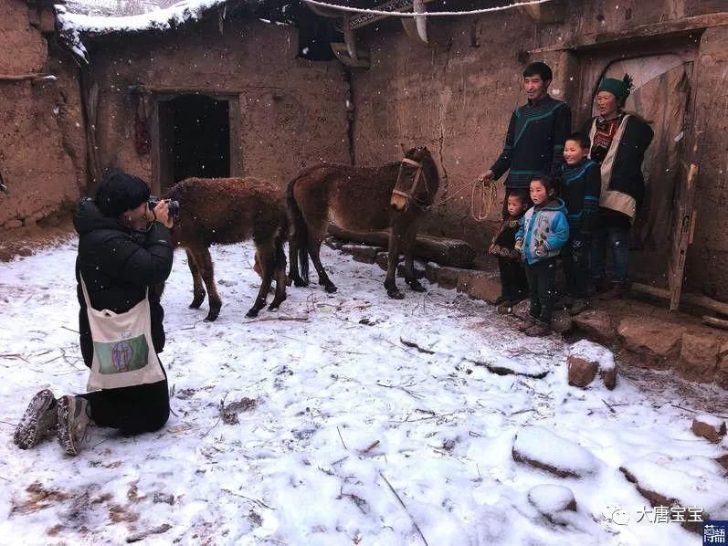 [爱心义工团]他4个春节没回家，深入大凉山为村民拍全家福2万张