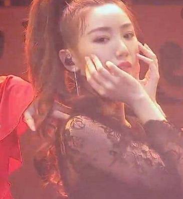 演员们魔化的靠的什么?赵丽颖靠化妆,而她微微