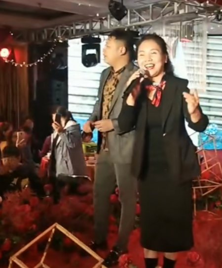 不再低调？大衣哥儿媳豪华座驾曝光，与朱小伟婚后生活甜蜜惹人羡