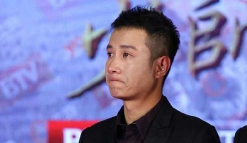 36岁文章现身机场，肩膀宽厚手臂都是肌肉，身材健硕很有男人味